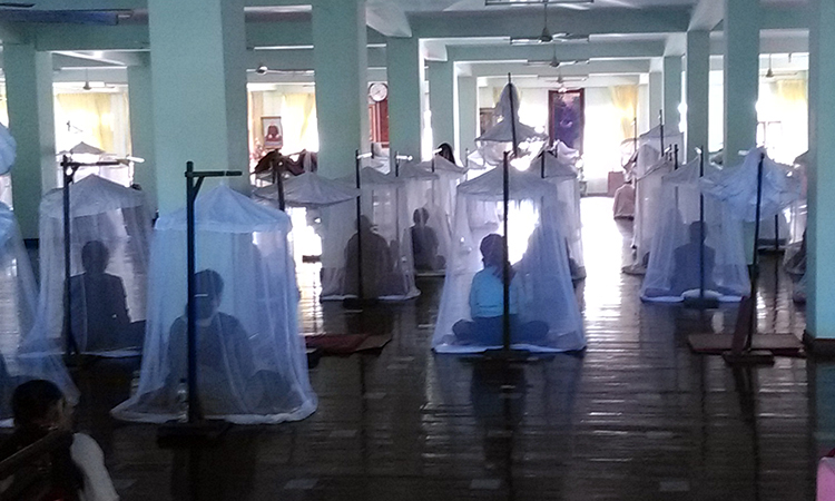 Salle de méditation du monastère Shwe Oo Min Dhamma Sukha, un centre de retraite bouddhiste dans la tradition des moines de la forêt en Birmanie