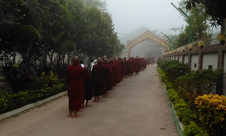 Une journée au monastère dans la tradition des moines de la forêt en Birmanie