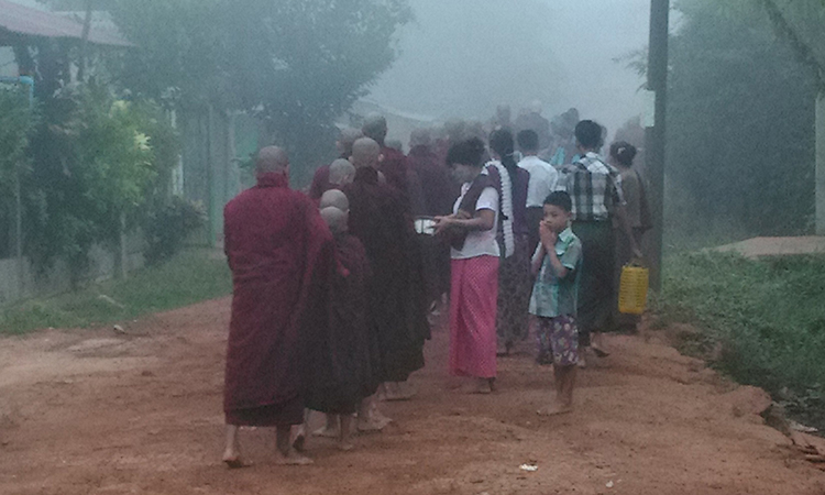 L'aumône des moines. La vie dans un monastère bouddhiste et centre de méditation Vipassana dans la tradition des moines de la forêt, en Birmanie.