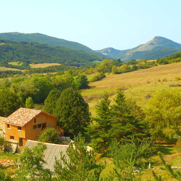 Vue de l'écolieu l'Arbre à Spirales, en Drôme provençale