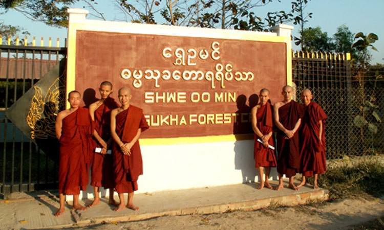 Shwe Oo Min Vivre dans un monastère en Birmanie - Moine de la forêt