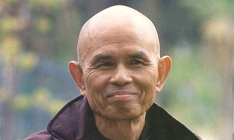 Toucher la vie de Thich Nhat Hanh, un moine bouddhiste vietnamien au village des pruniers