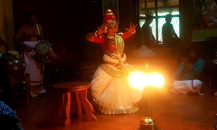 Danses traditionnelles pendant le festival du centre de médecine traditionnelle ayurvédique en Inde