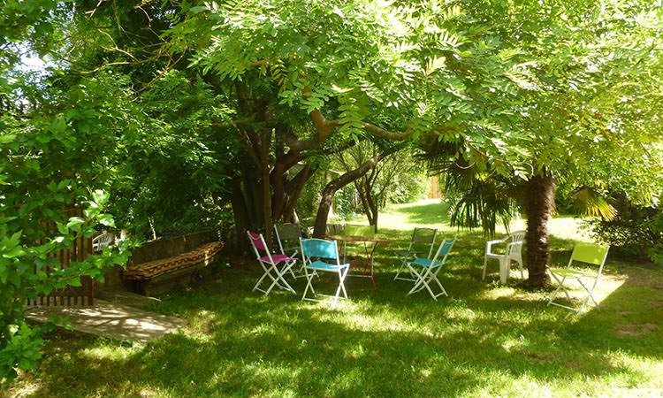 Espace de repos dans le jardin de la Clé de Sol en Drôme.