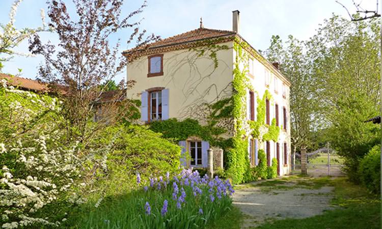 La clé de Sol est un lieu d'accueil de stages en Drôme qui se définit comme un relais de conscience.