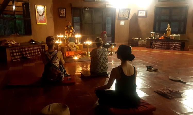 Les temps de prières au Vaidyagrama, a natural healing village