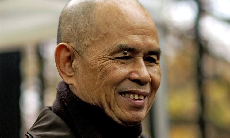 Thich Nhat Hanh est un moine bouddhiste vietnamien qui a fondé le Village des Pruniers en Dordogne. Dans son livre "La Peur", il nous donne des clefs pour apprendre comment se libérer de ses peurs.