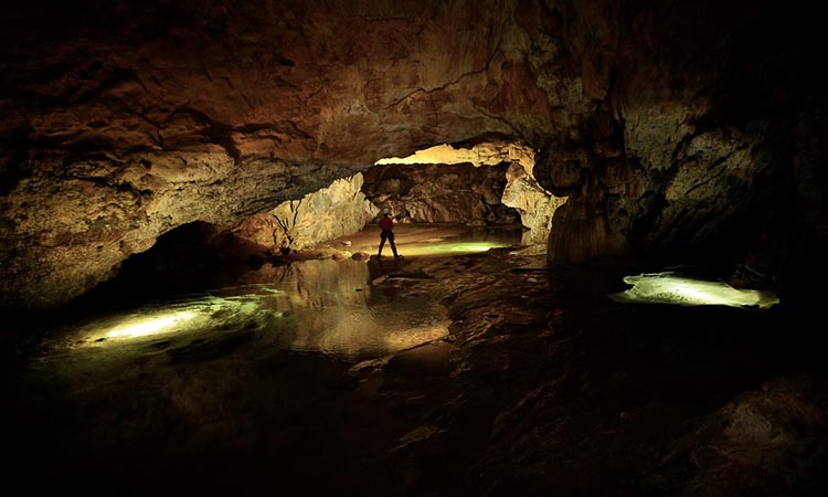 Silence et noir profond dans la grotte du Vercors