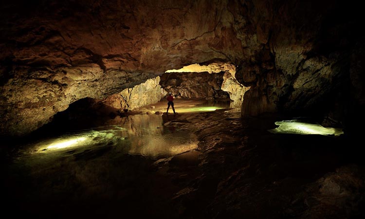 Silence et noir profond dans la grotte du Vercors