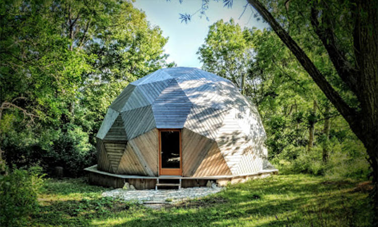 Notre salle de pratique pour la retraite méditation pleine conscience est un dôme géodésique avec une énergie magnifique. 