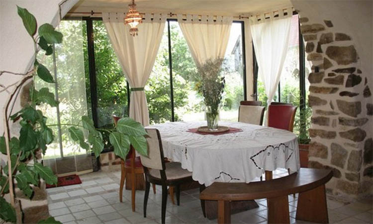 Salle à manger pour prendre nos repas, aux Gîtes de Souberoche, un lieu d'accueil de stage et de retraite dans la nature
