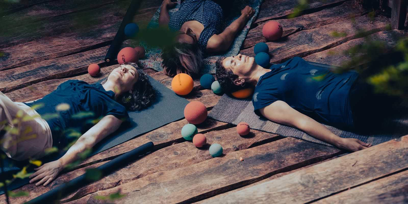 Groupe de personnes allongées sur le sol avec des balles