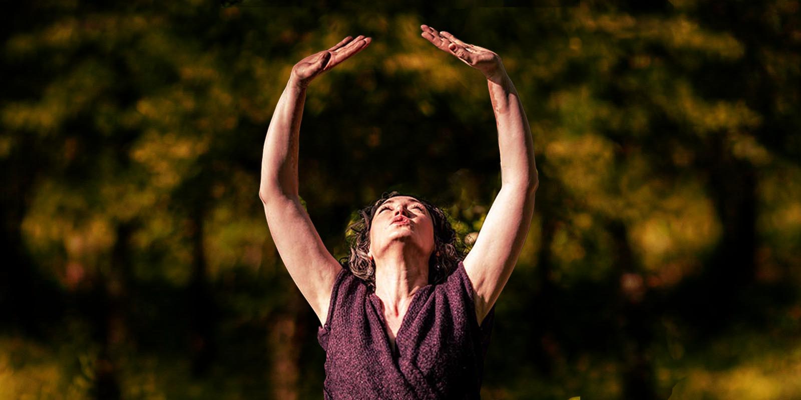 Souffler, inspirer... Enseignements de qigong lors d'un cours avec Marie-Caroline de Baecque en pleine nature.
