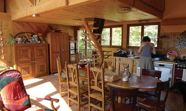 Espace intérieur de la cuisine du lieu de la retraite de méditation