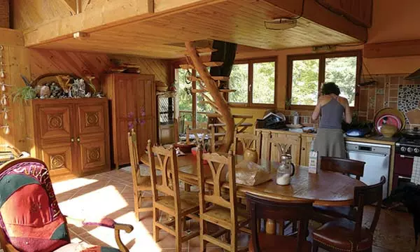 Espace intérieur de la cuisine du lieu de la retraite de méditation