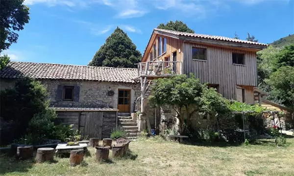 Vue extérieure du gîte de l'Arbre à Spirales