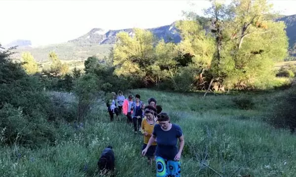 Le groupe cheminant dans la nature lors de la retraite méditation pleine conscience, séjour résidentiel en Drôme