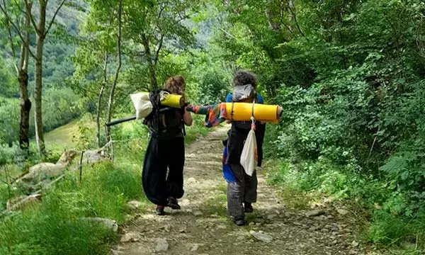 2 personnes en marche méditant sur les sentiers nature en Drôme