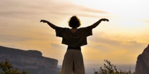 Posture de qigong au soleil couchant