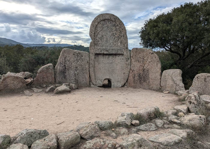 Vue tombe géant