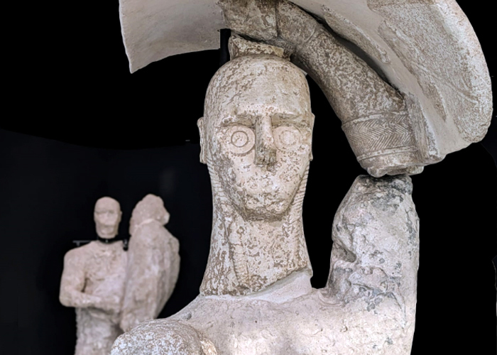 Statue ancienne d'un géant boxeur