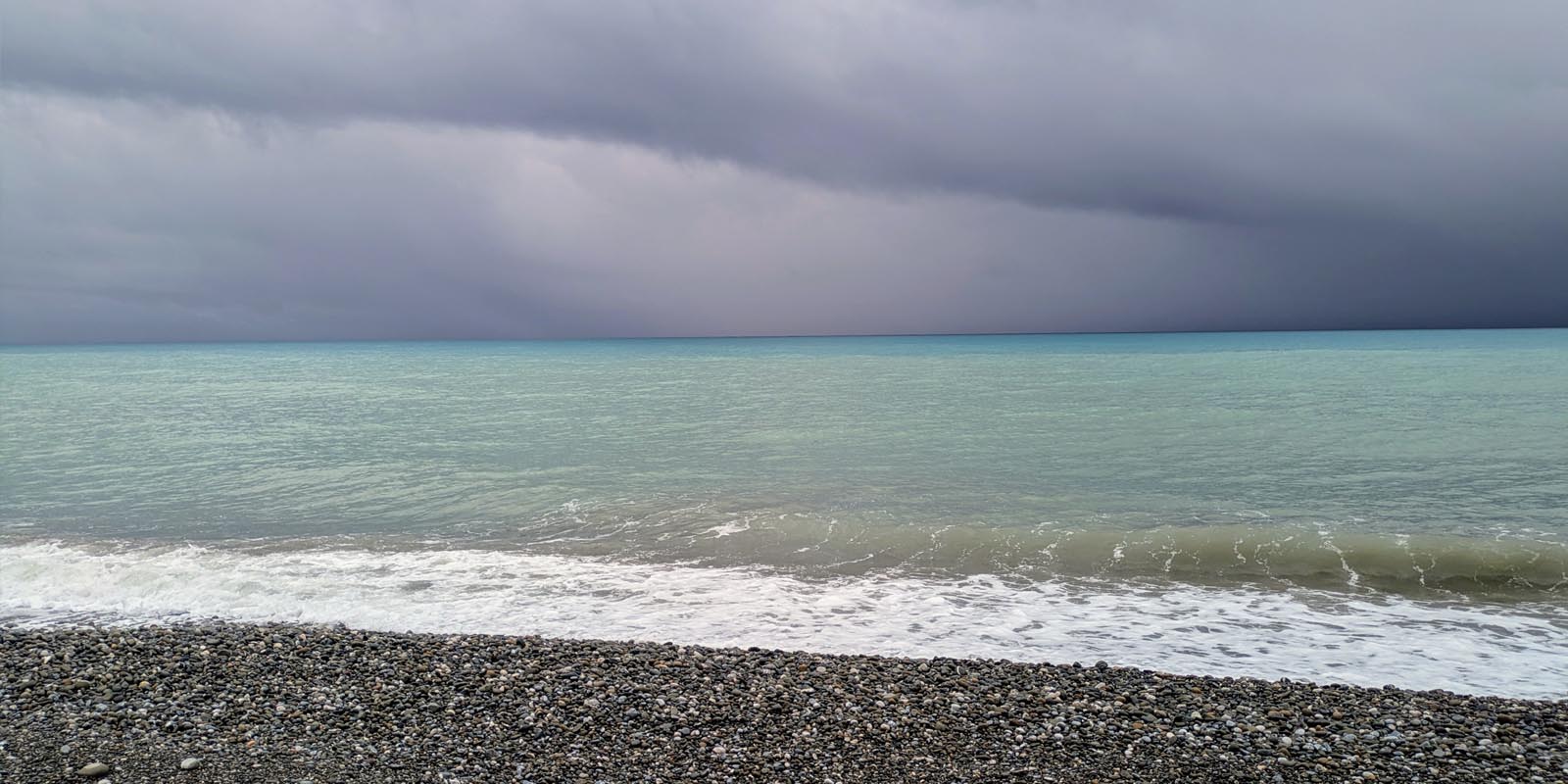 Ciel d'orage menaçant sur la mer dans un paysage sans personne