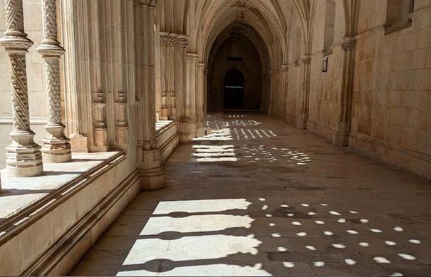 Cloître d'un lieu sacré dans la lumière