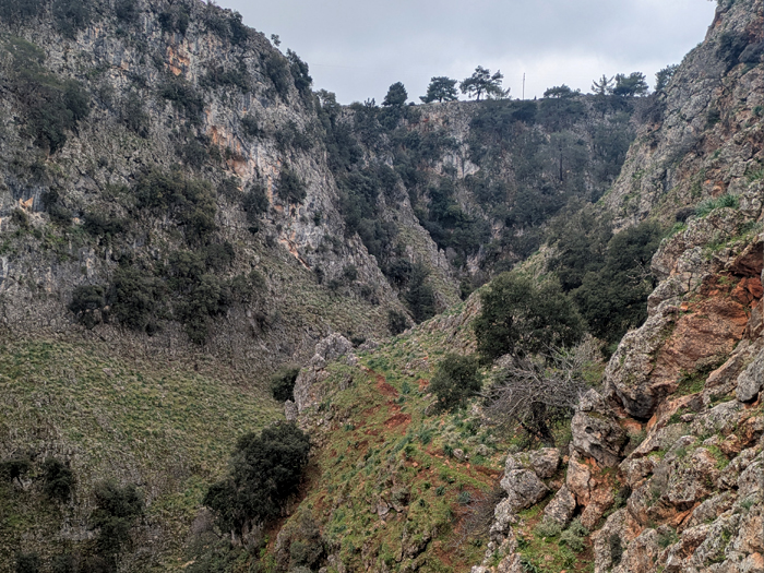 Falaise dans un paysage escarpé et désert