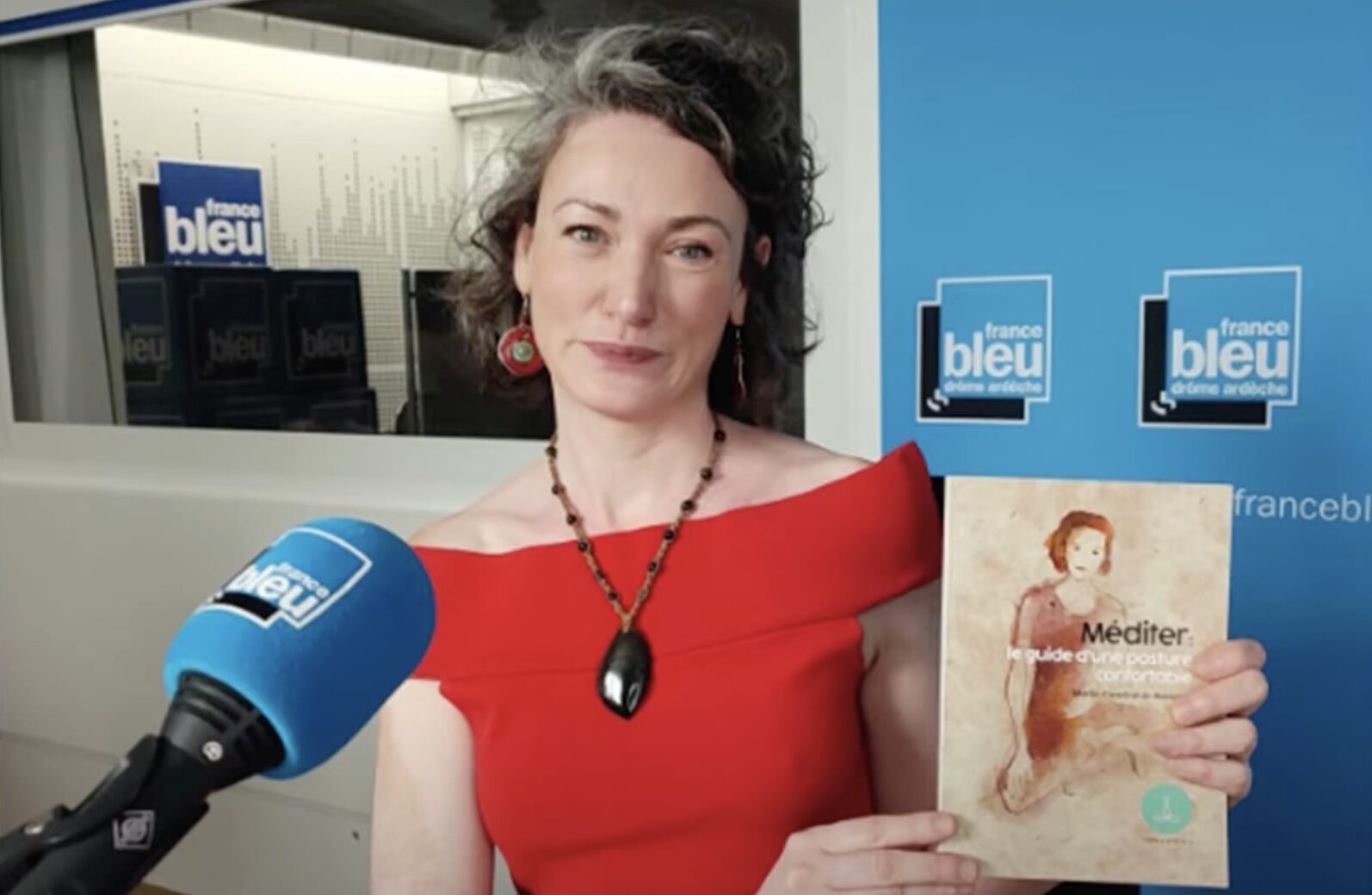 L'auteur Marie-Caroline de Baecque présente son livre Méditer le guide d'une posture confortable à la radio France Bleu