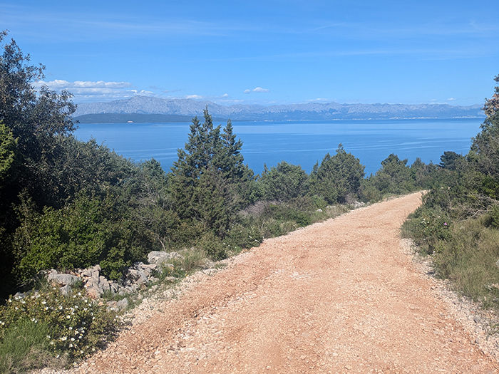 Chemin sinueux perché avec vue sur mer