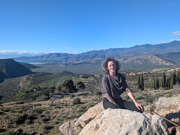 Portrait de Marie-Caroline de Baecque assise sur un rocher lors de son voyage en Grèce