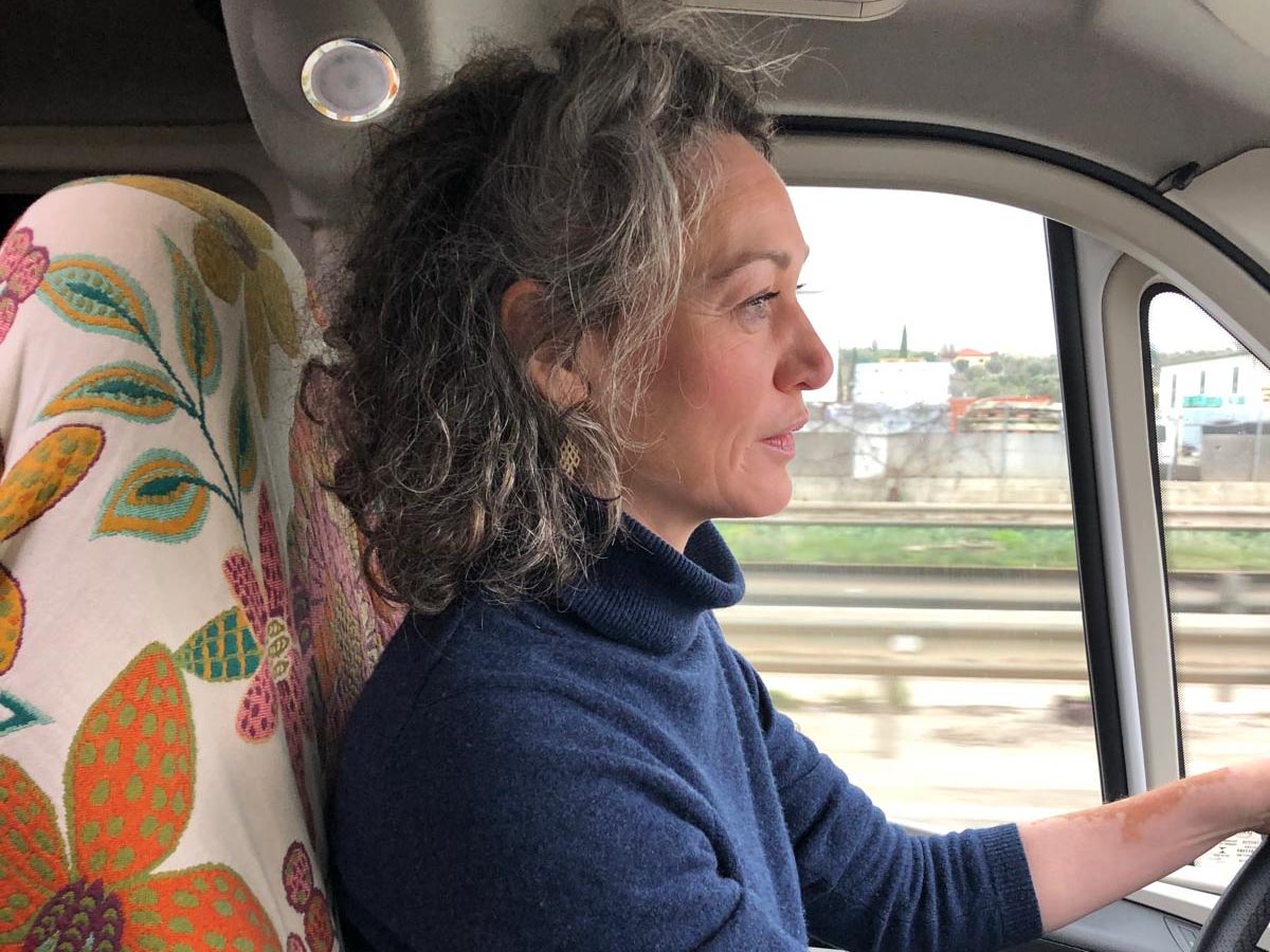 Marie-Caroline de Baecque en conduite de son véhicule lors de son voyage
