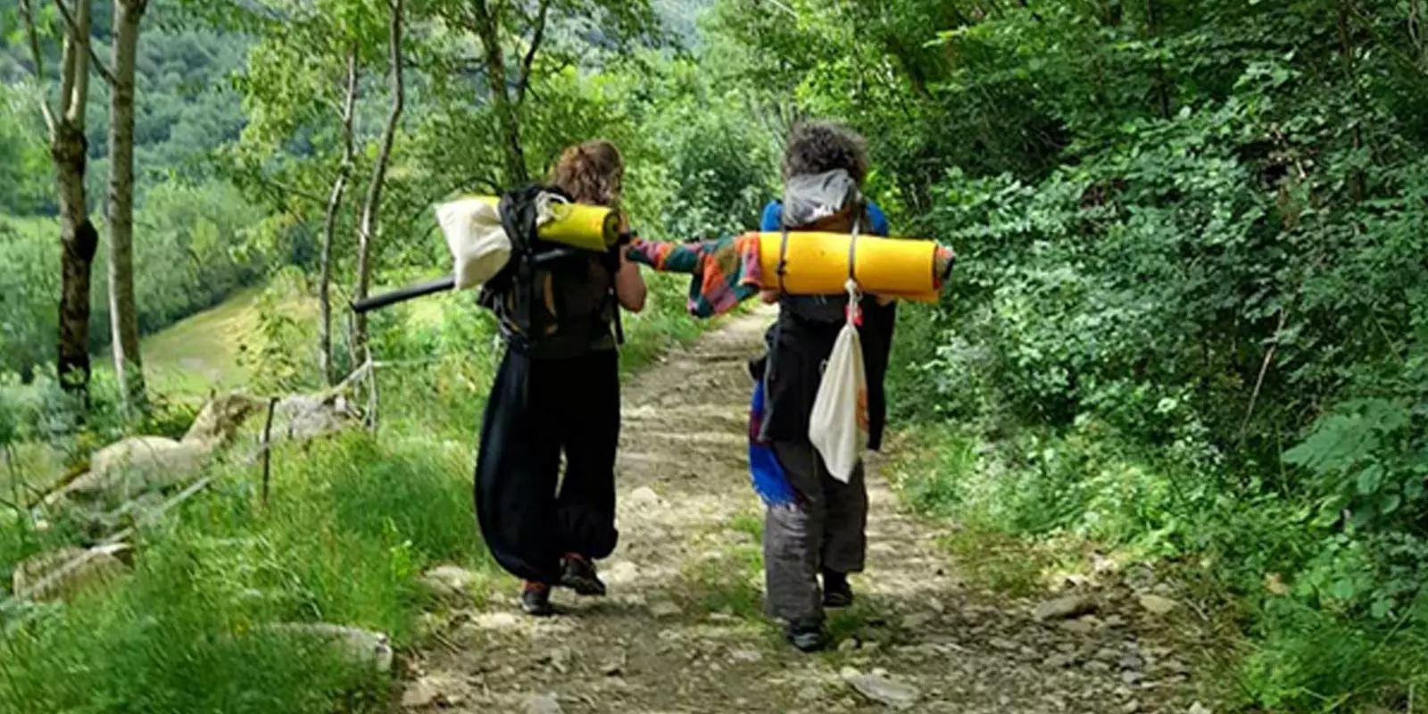 2 personnes avec sac à dos en marche méditant sur les sentiers nature en Drôme