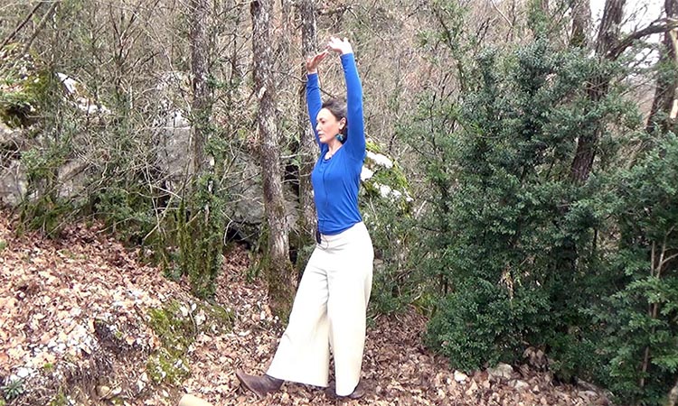 Marie-Caroline de Baecque pratique le Qigong dans la nature