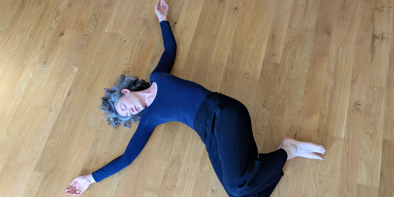 Mouvement fascia en posture allongée sur le sol