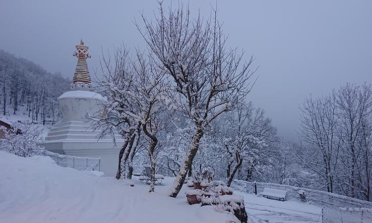 Stupa enneigé dans le centre de bouddhisme à Montchardon