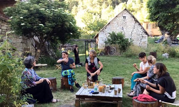 Groupe en pause goûter dans le jardin