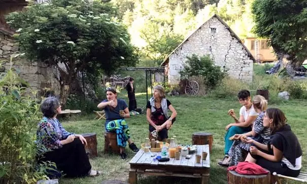 Groupe en pause goûter dans le jardin