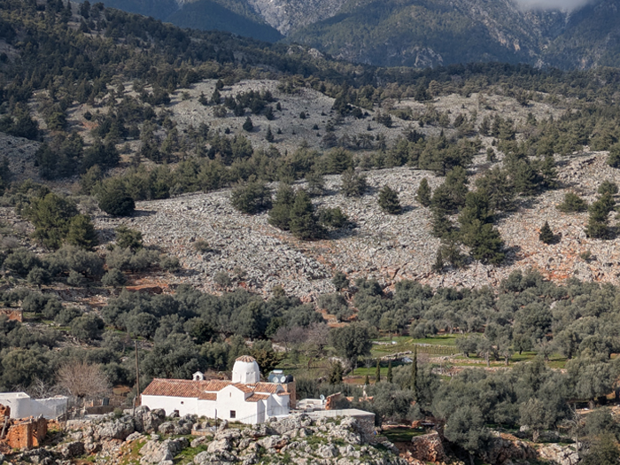 Petite église dans les montagnes dans un paysage de solitude