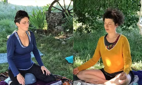 Deux femmes en posture de méditation en extérieur