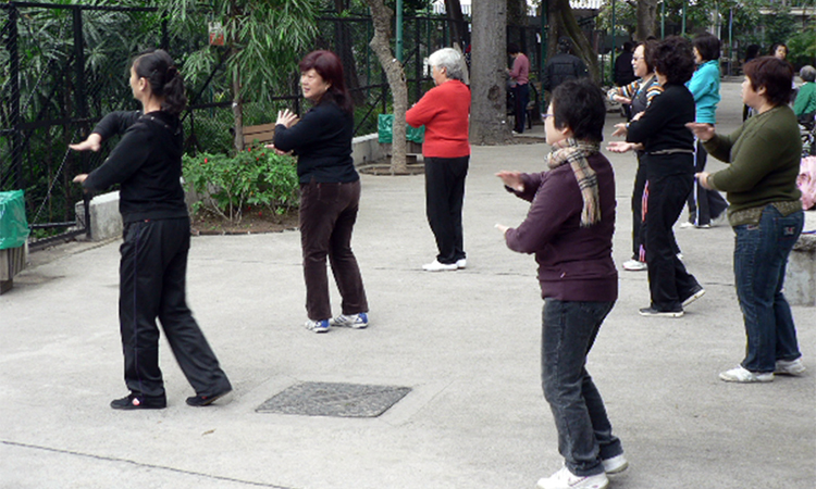 Qigong dans un parc à Macau en Chine 