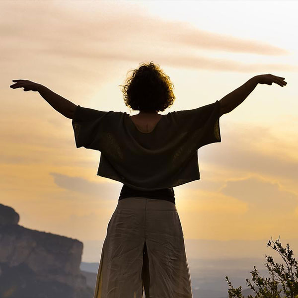 Posture de qigong au soleil couchant