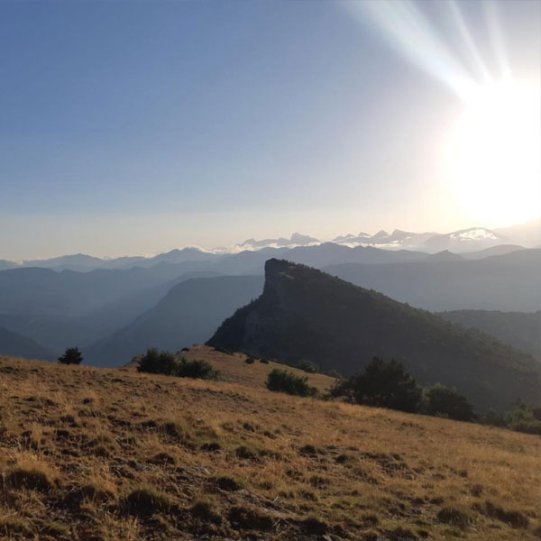 Vue en altitude des sommets des montagnes de la Drôme dans le soleil