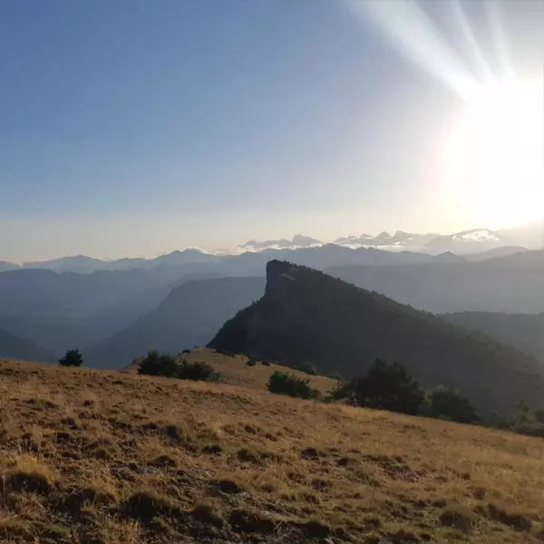 Vue en altitude des sommets des montagnes de la Drôme dans le soleil