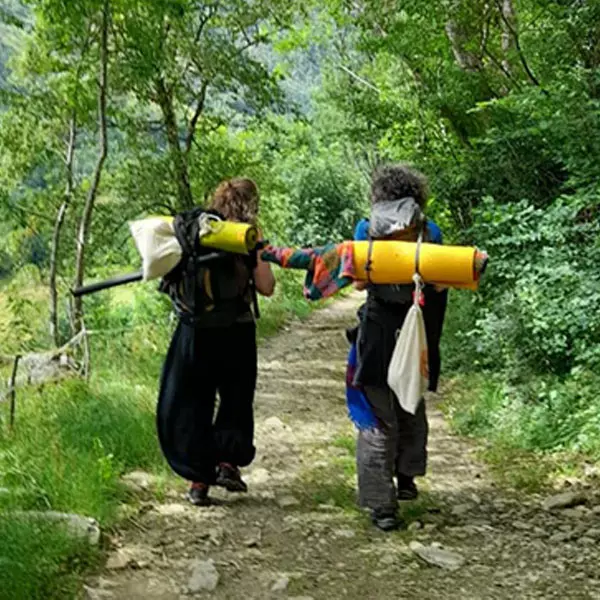 2 personnes avec sac à dos en marche méditant sur les sentiers nature en Drôme