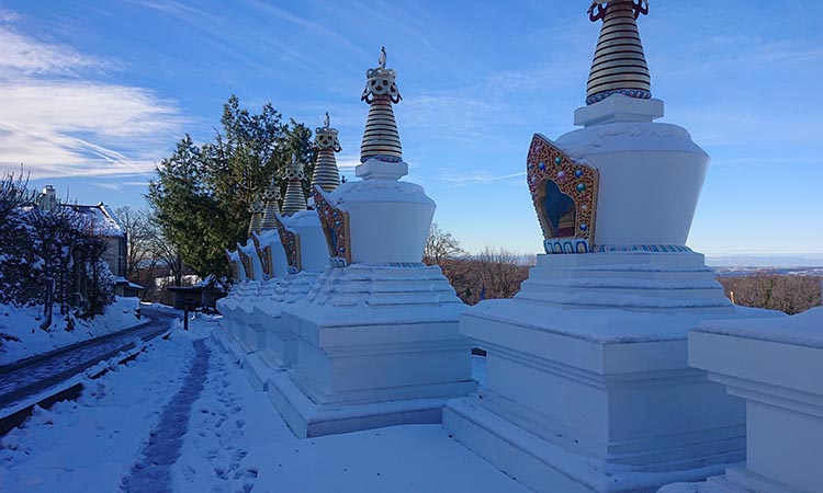 Stupa enneigé sous un ciel bleu