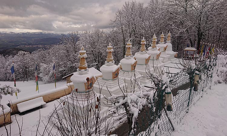 Paysage de stupa sous la neige par temps nuageux gris