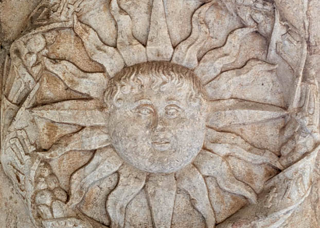 Sculpture visage humain soleil