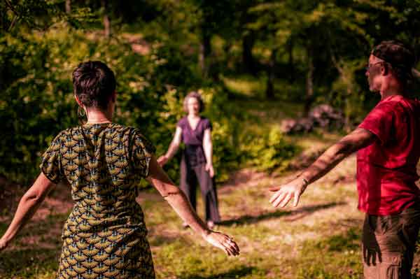 Cours collectif de qigong à Valence en extérieur avec Marie-Caroline de Baecque