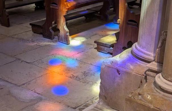Reflets colorés des vitraux sur le sol de la cathédrale